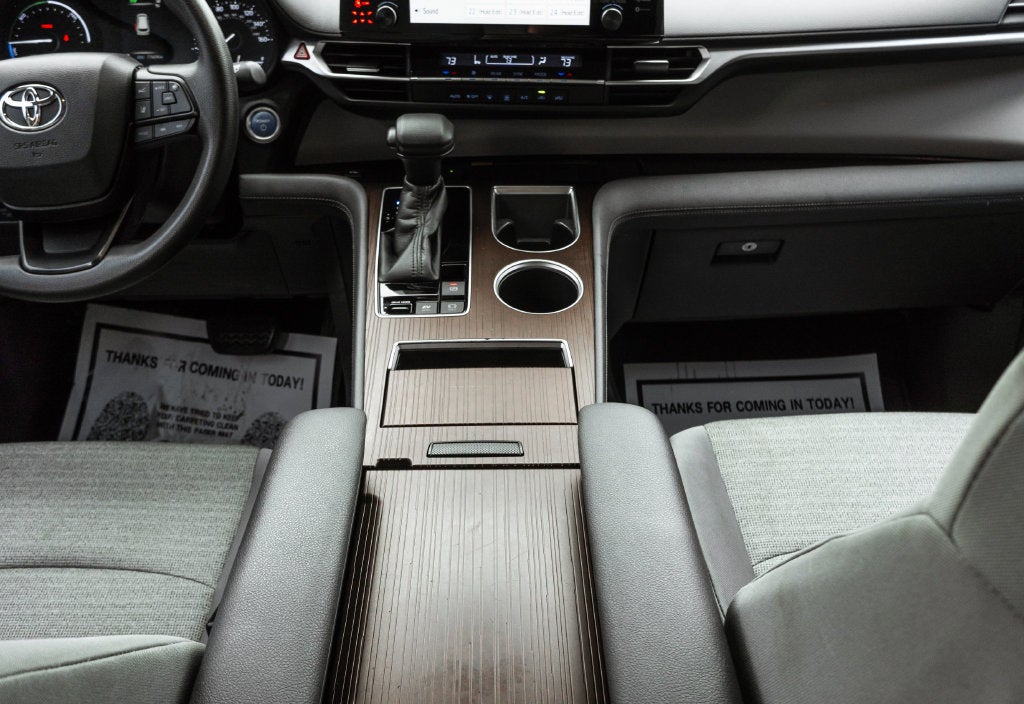 2022 Toyota Sienna LE 8 Passenger