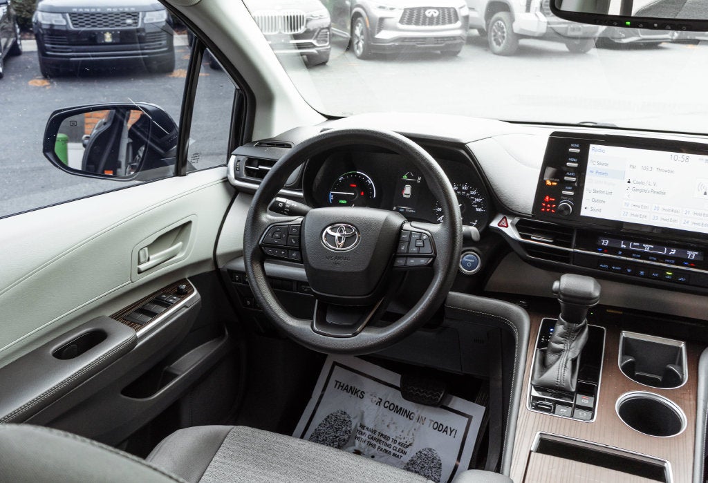 2022 Toyota Sienna LE 8 Passenger