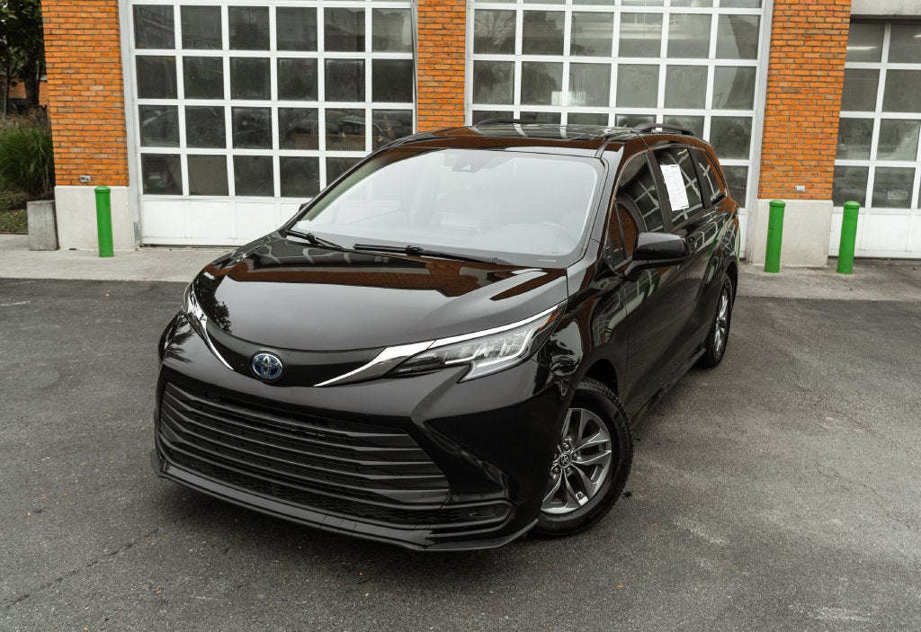 2022 Toyota Sienna LE 8 Passenger