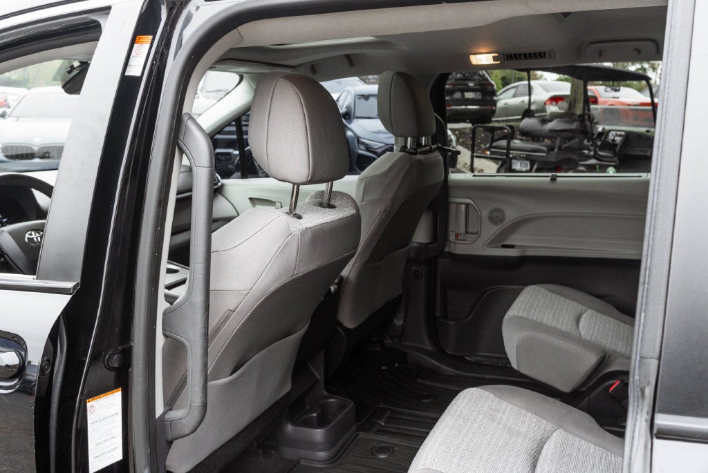 2022 Toyota Sienna LE 8 Passenger