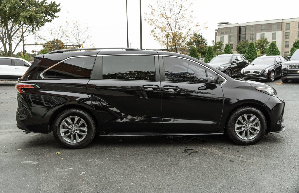 2022 Toyota Sienna LE 8 Passenger