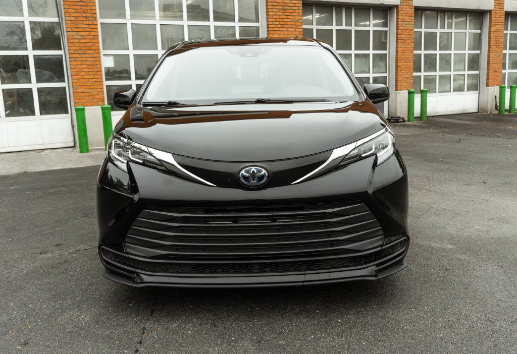 2022 Toyota Sienna LE 8 Passenger