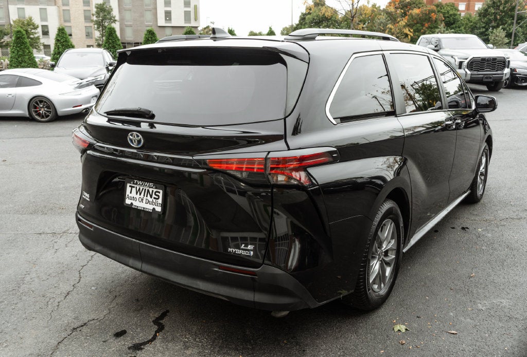 2022 Toyota Sienna LE 8 Passenger