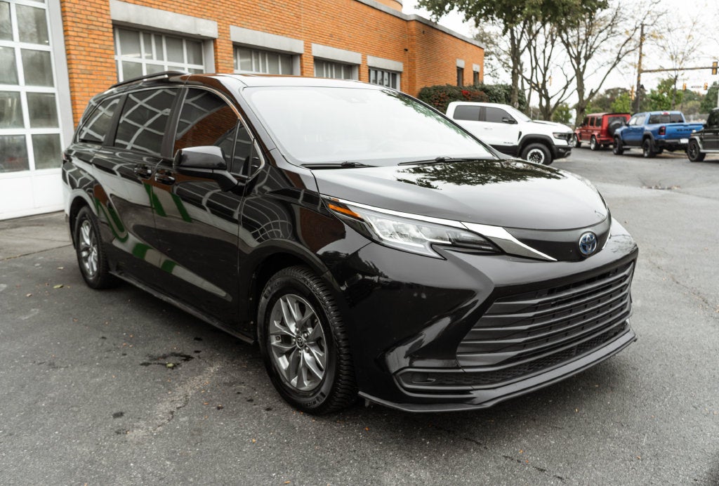 2022 Toyota Sienna LE 8 Passenger