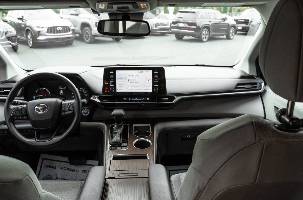 2022 Toyota Sienna LE 8 Passenger