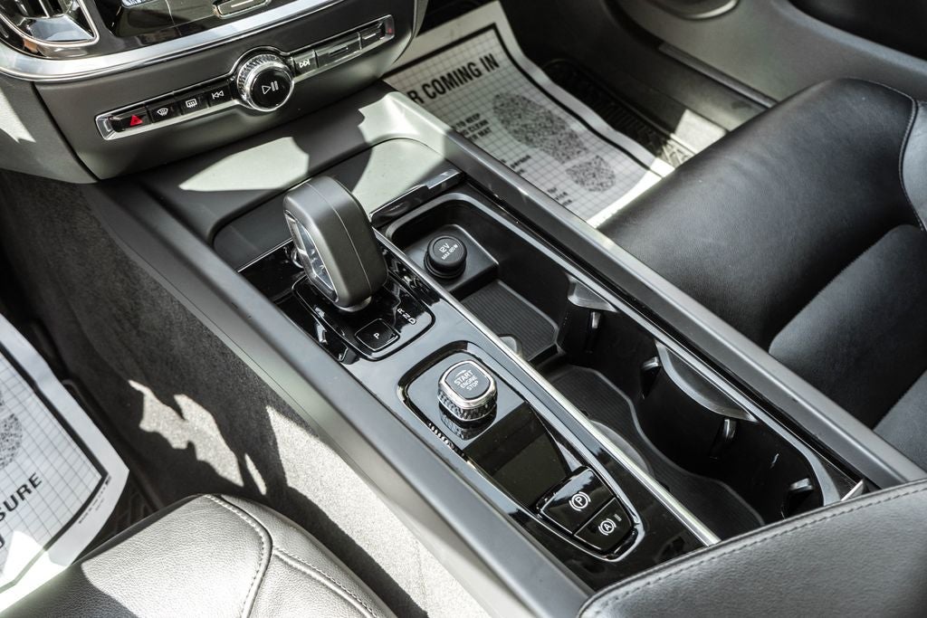 2024 Volvo S60 B5 Core Dark Theme
