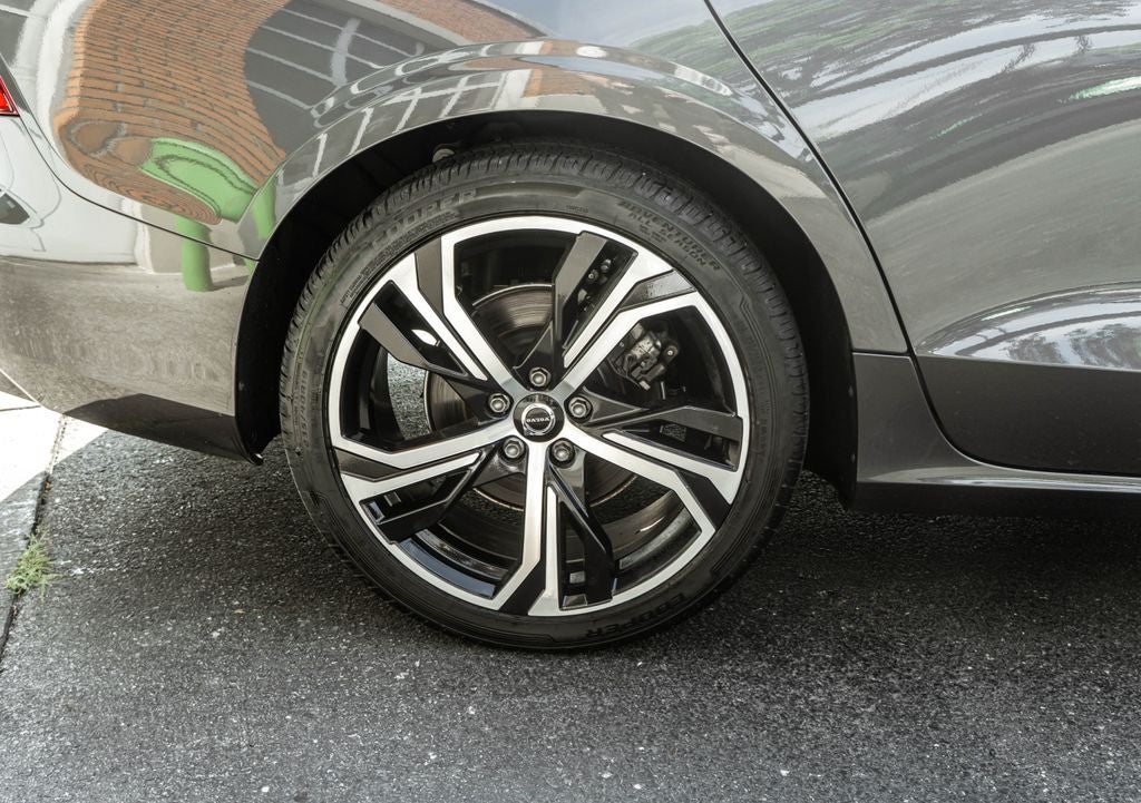 2024 Volvo S60 B5 Core Dark Theme