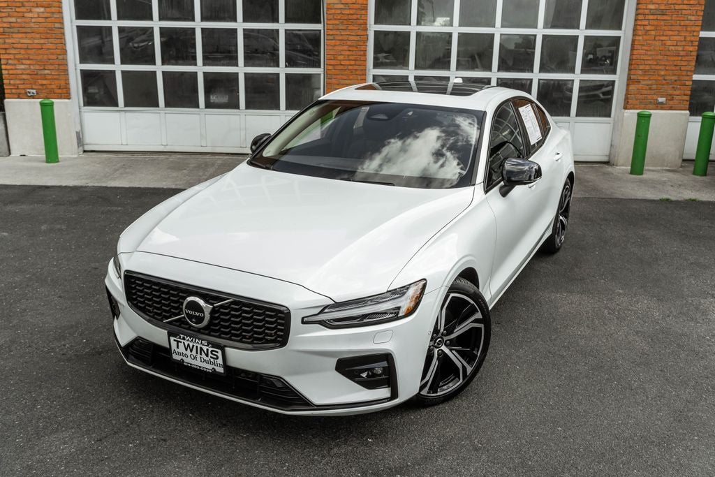 2023 Volvo S60 B5 Plus Dark Theme