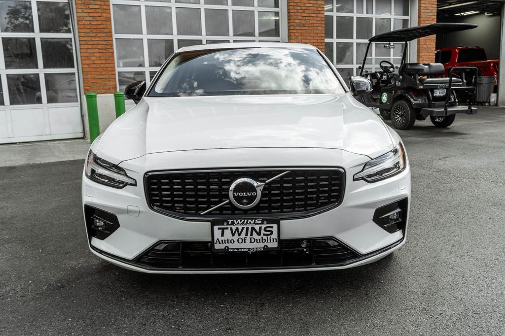 2023 Volvo S60 B5 Plus Dark Theme