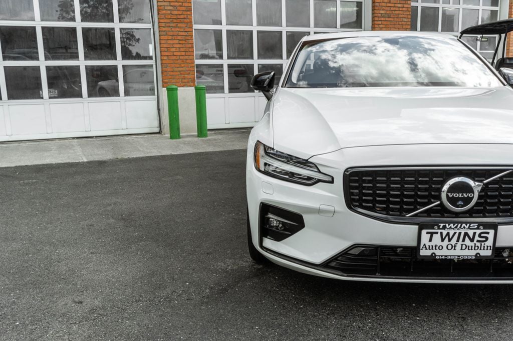 2023 Volvo S60 B5 Plus Dark Theme