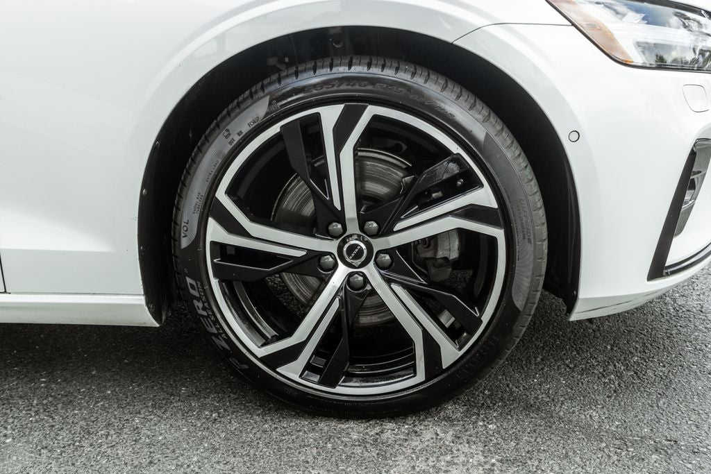 2023 Volvo S60 B5 Plus Dark Theme
