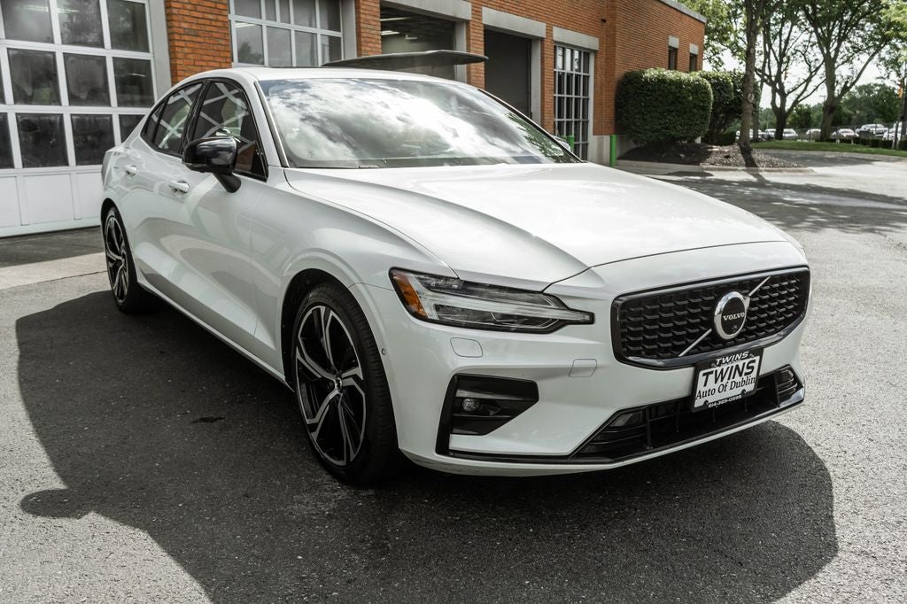 2023 Volvo S60 B5 Plus Dark Theme