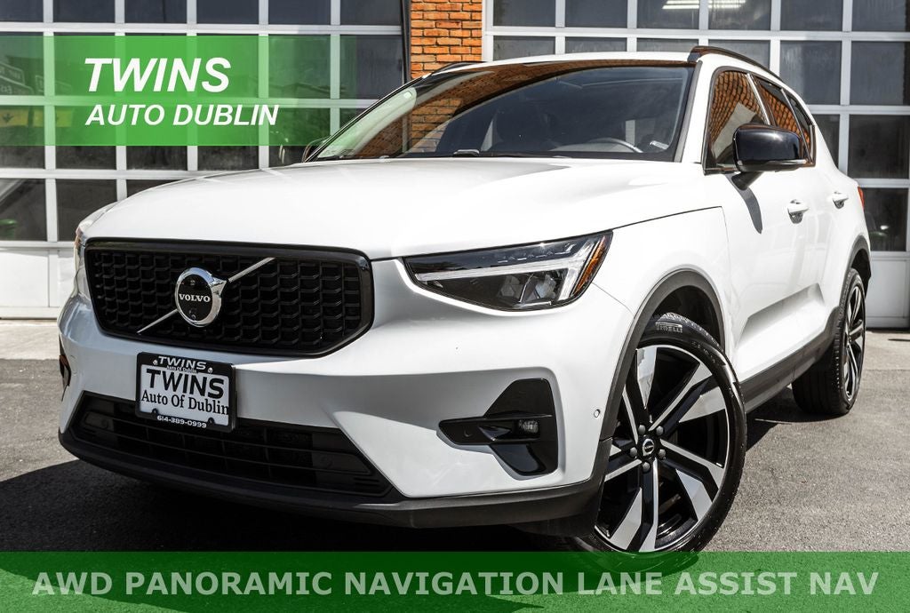 2025 Volvo XC40 B5 Plus Dark AWD's photo