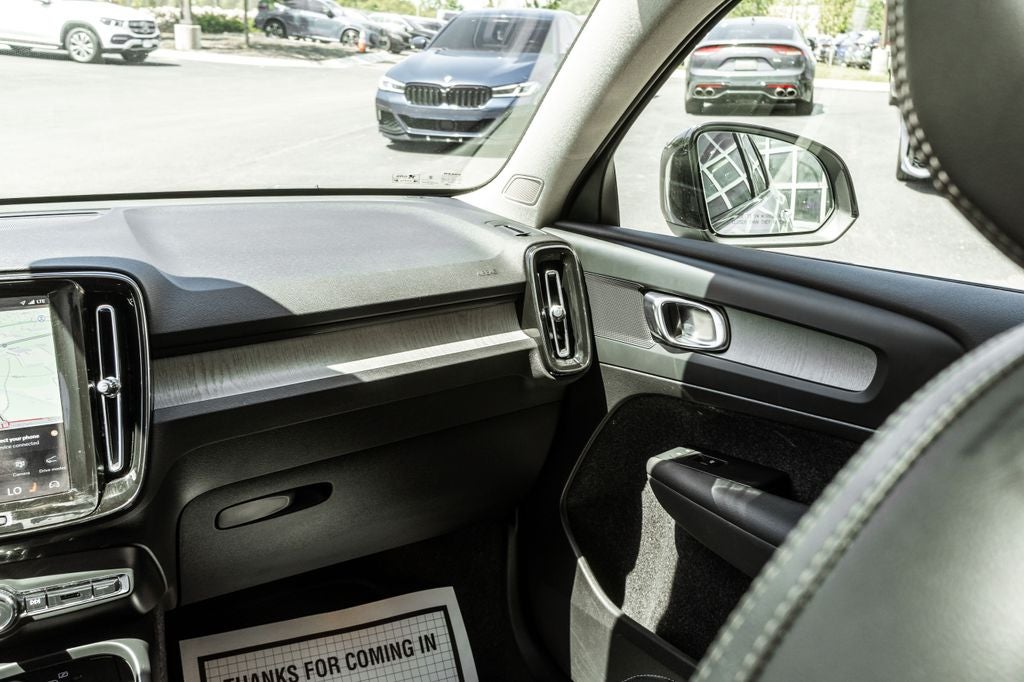 2025 Volvo XC40 B5 Plus Dark Theme
