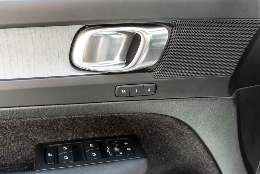 2025 Volvo XC40 B5 Plus Dark Theme