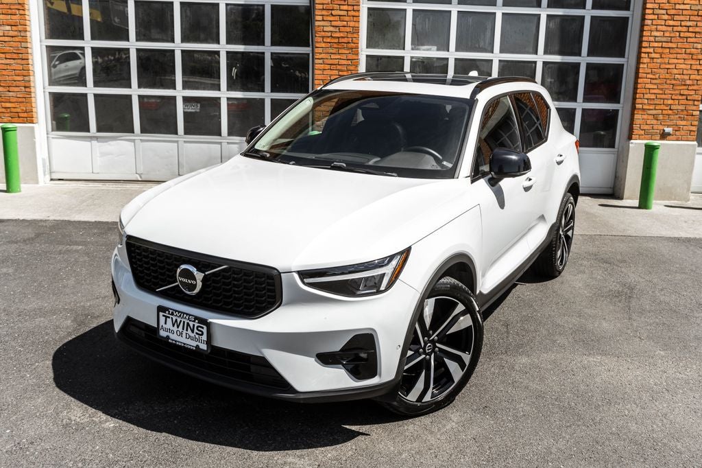 2025 Volvo XC40 B5 Plus Dark Theme