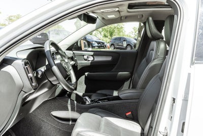 2025 Volvo XC40 B5 Plus Dark Theme