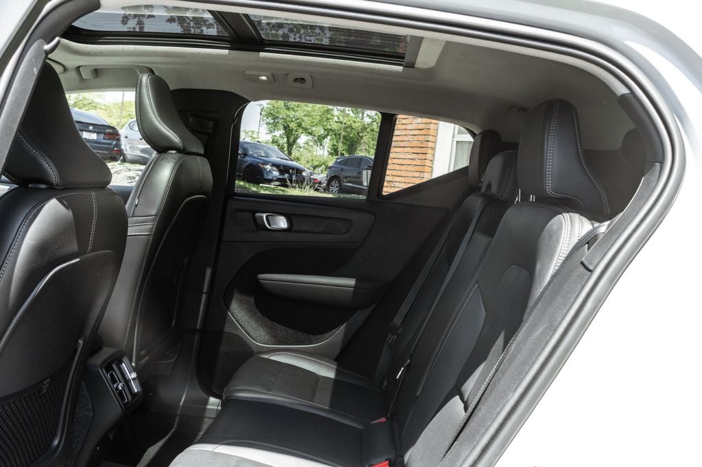 2025 Volvo XC40 B5 Plus Dark Theme