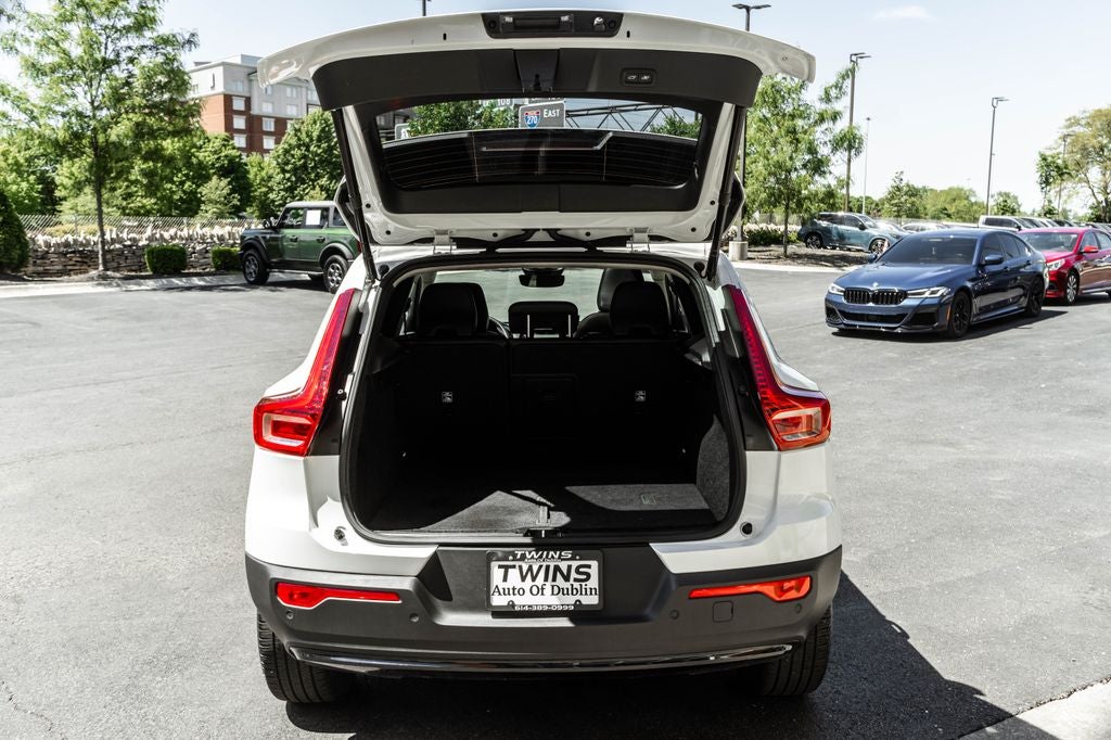 2025 Volvo XC40 B5 Plus Dark Theme