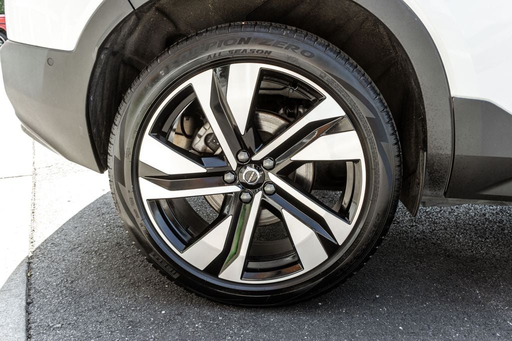 2025 Volvo XC40 B5 Plus Dark Theme