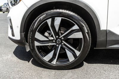 2025 Volvo XC40 B5 Plus Dark Theme