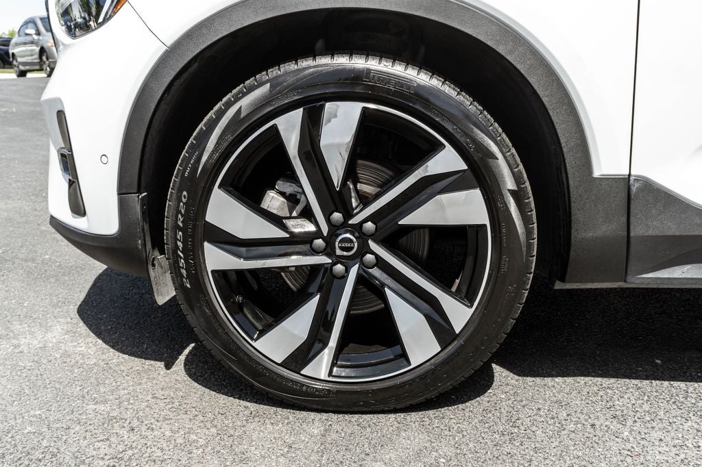 2025 Volvo XC40 B5 Plus Dark Theme