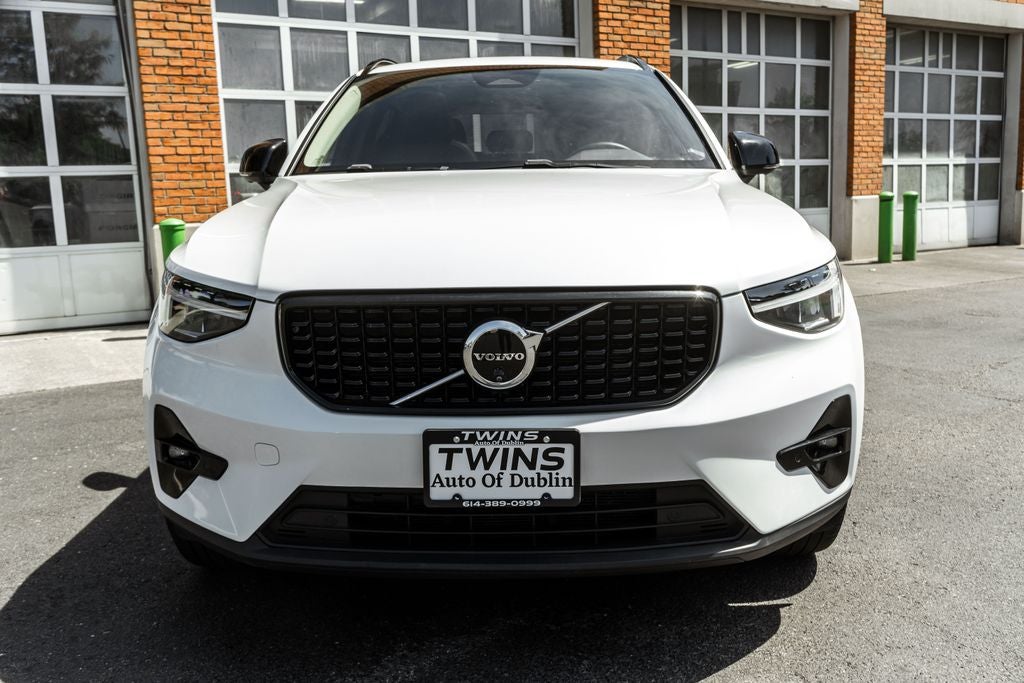 2025 Volvo XC40 B5 Plus Dark Theme