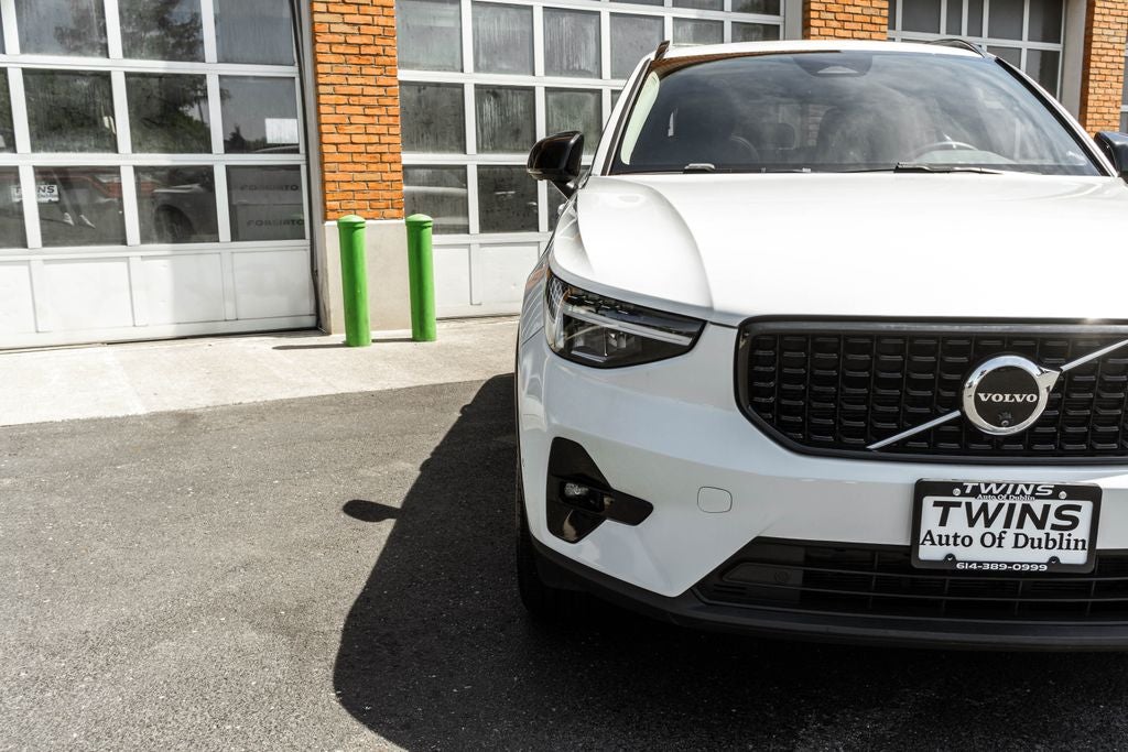 2025 Volvo XC40 B5 Plus Dark Theme