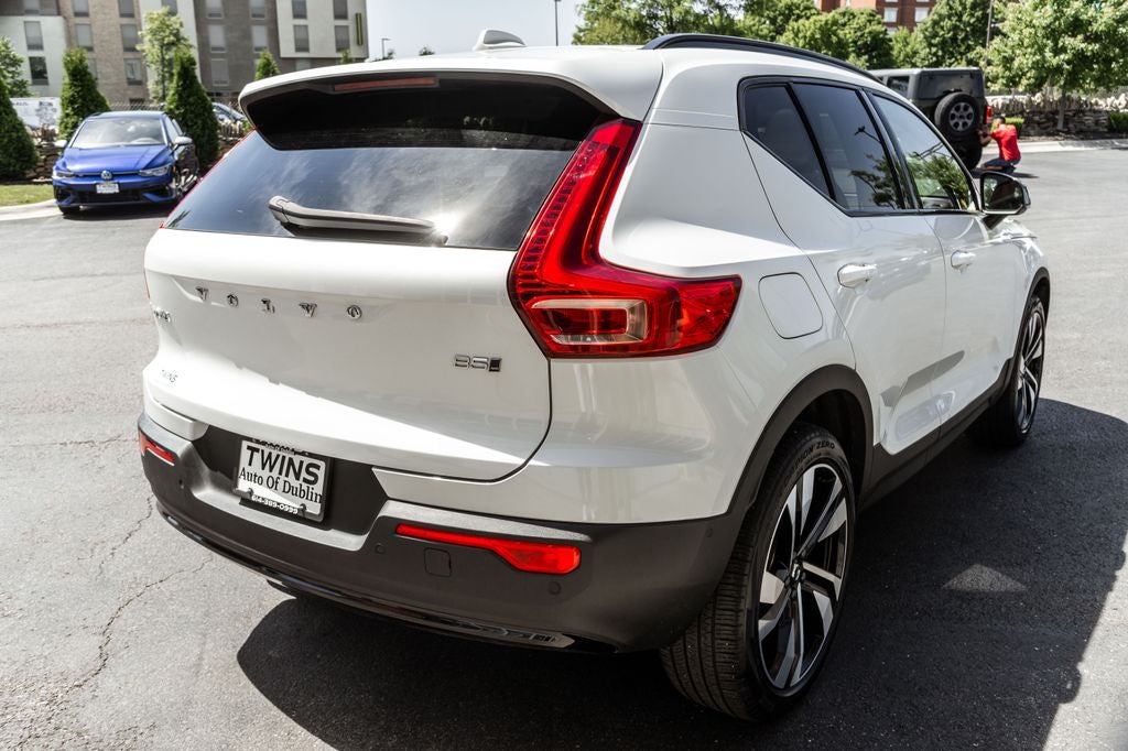 2025 Volvo XC40 B5 Plus Dark Theme
