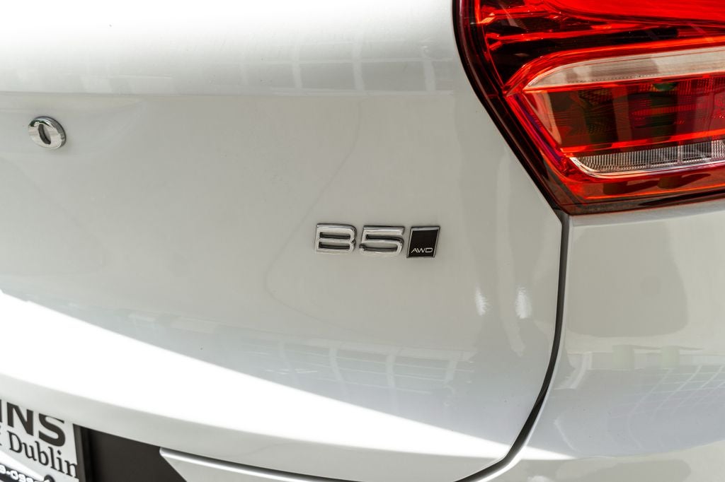 2025 Volvo XC40 B5 Plus Dark Theme