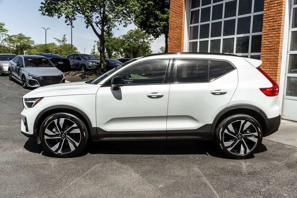 2025 Volvo XC40 B5 Plus Dark Theme