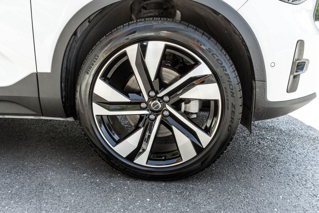 2025 Volvo XC40 B5 Plus Dark Theme