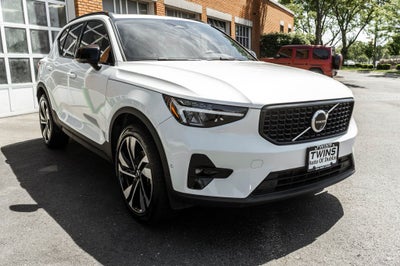 2025 Volvo XC40 B5 Plus Dark Theme