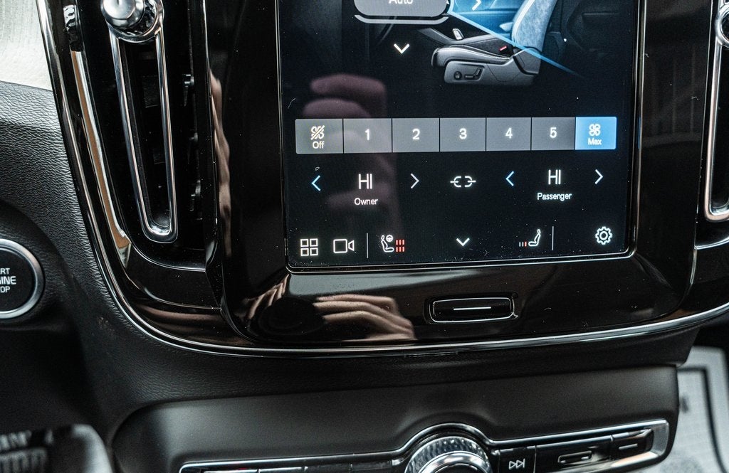 2025 Volvo XC40 B5 Core