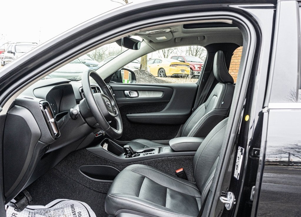 2025 Volvo XC40 B5 Core