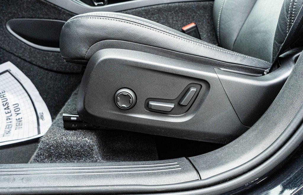 2025 Volvo XC40 B5 Core