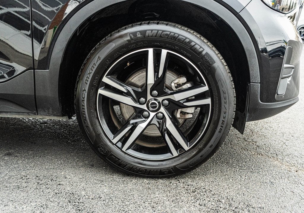 2025 Volvo XC40 B5 Core