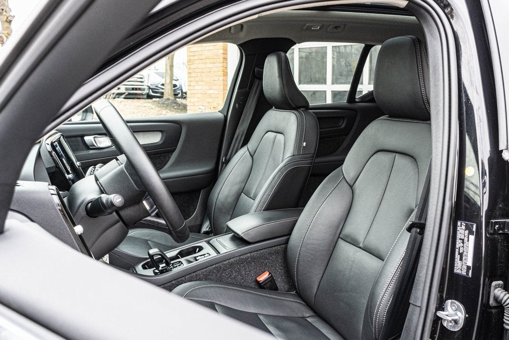 2025 Volvo XC40 B5 Core