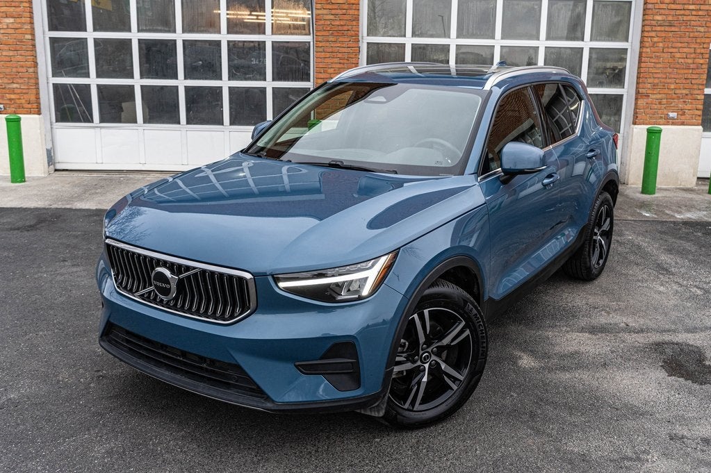2025 Volvo XC40 B5 Core