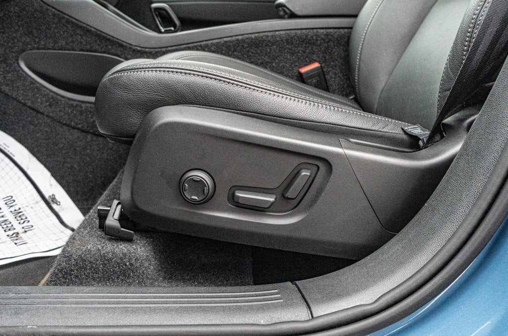 2025 Volvo XC40 B5 Core