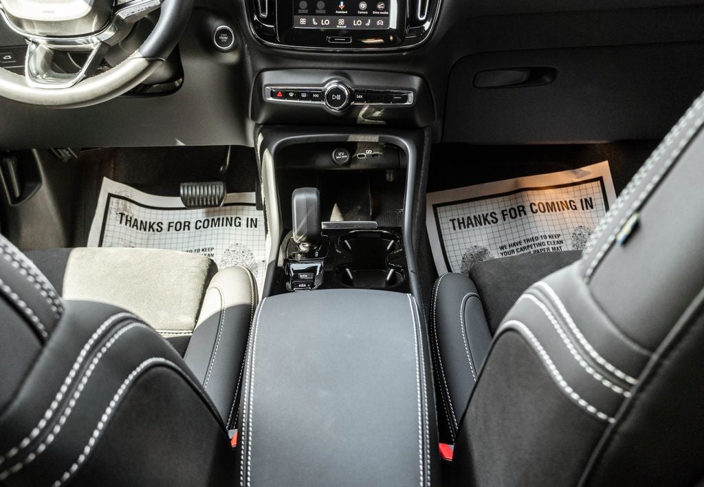 2024 Volvo XC40 B5 Plus Dark Theme