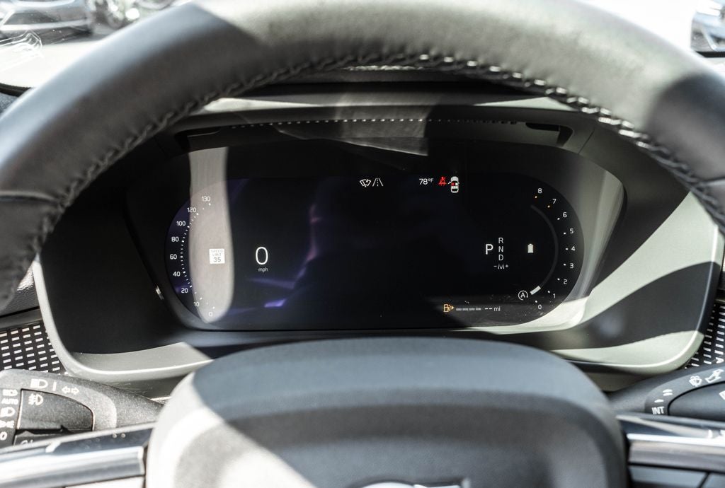 2024 Volvo XC40 B5 Plus Dark Theme
