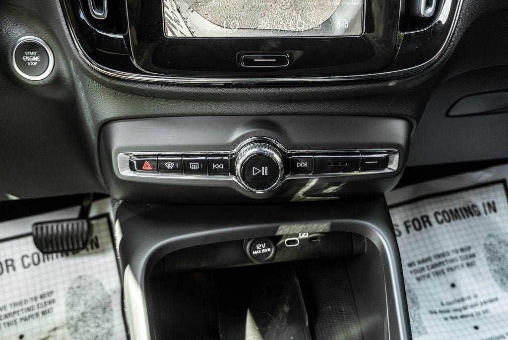 2024 Volvo XC40 B5 Plus Dark Theme