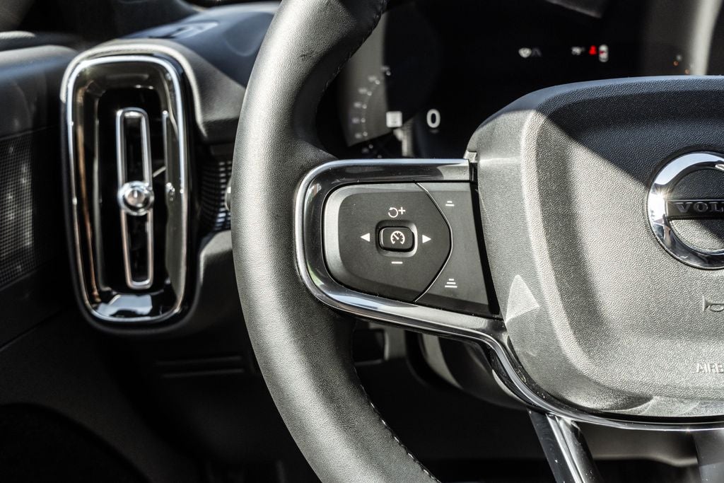 2024 Volvo XC40 B5 Plus Dark Theme
