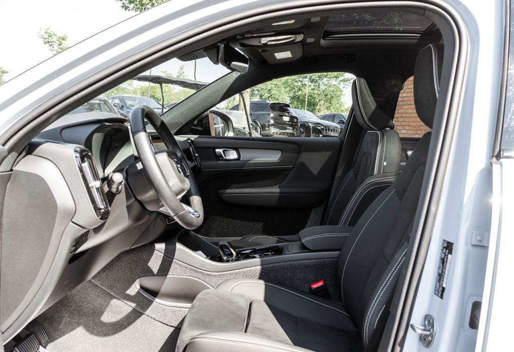 2024 Volvo XC40 B5 Plus Dark Theme