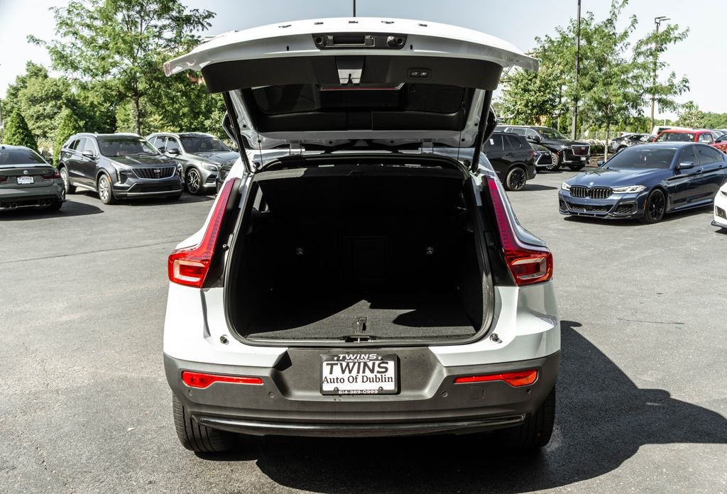 2024 Volvo XC40 B5 Plus Dark Theme