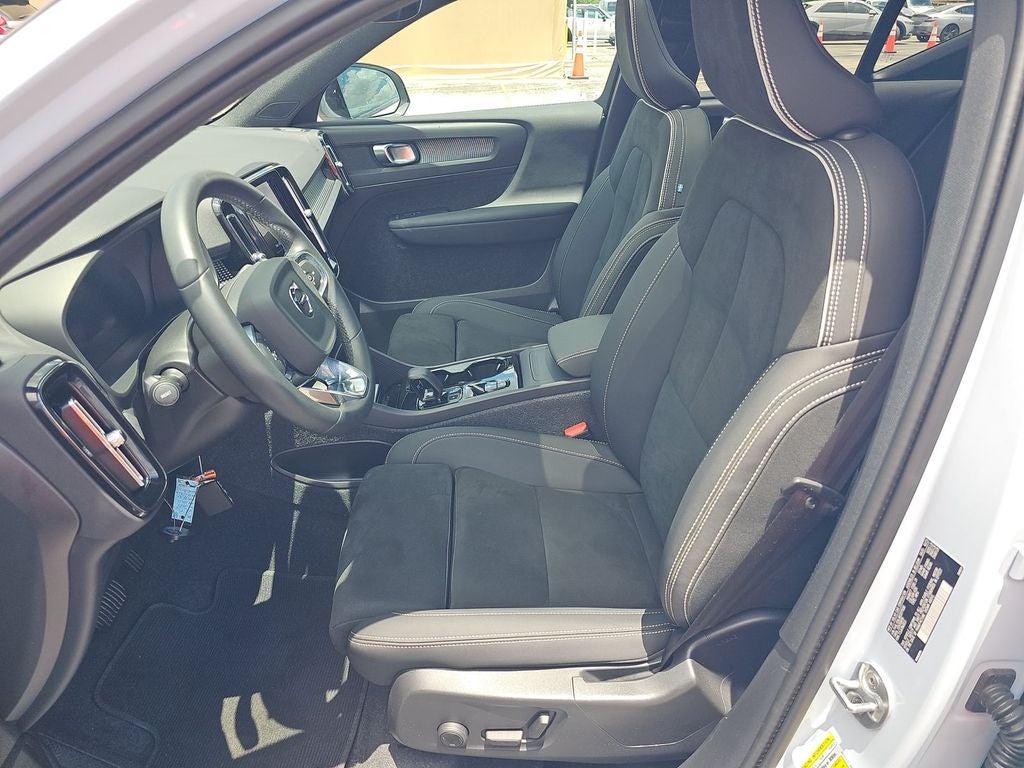 2024 Volvo XC40 B5 Plus Dark Theme
