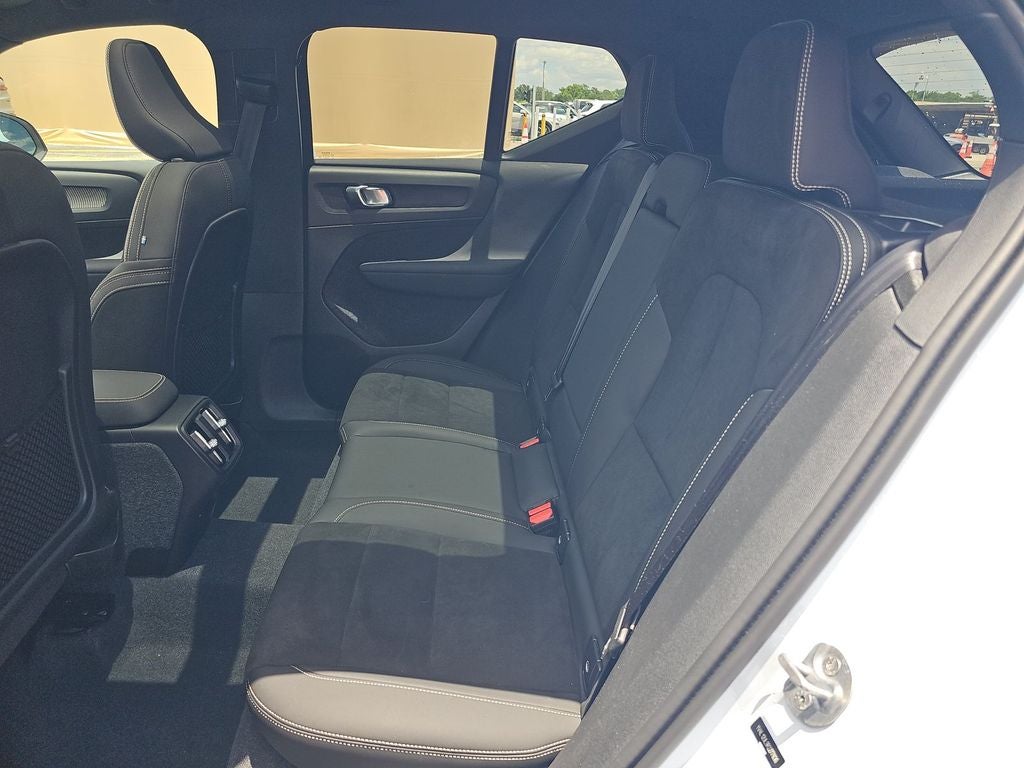 2024 Volvo XC40 B5 Plus Dark Theme