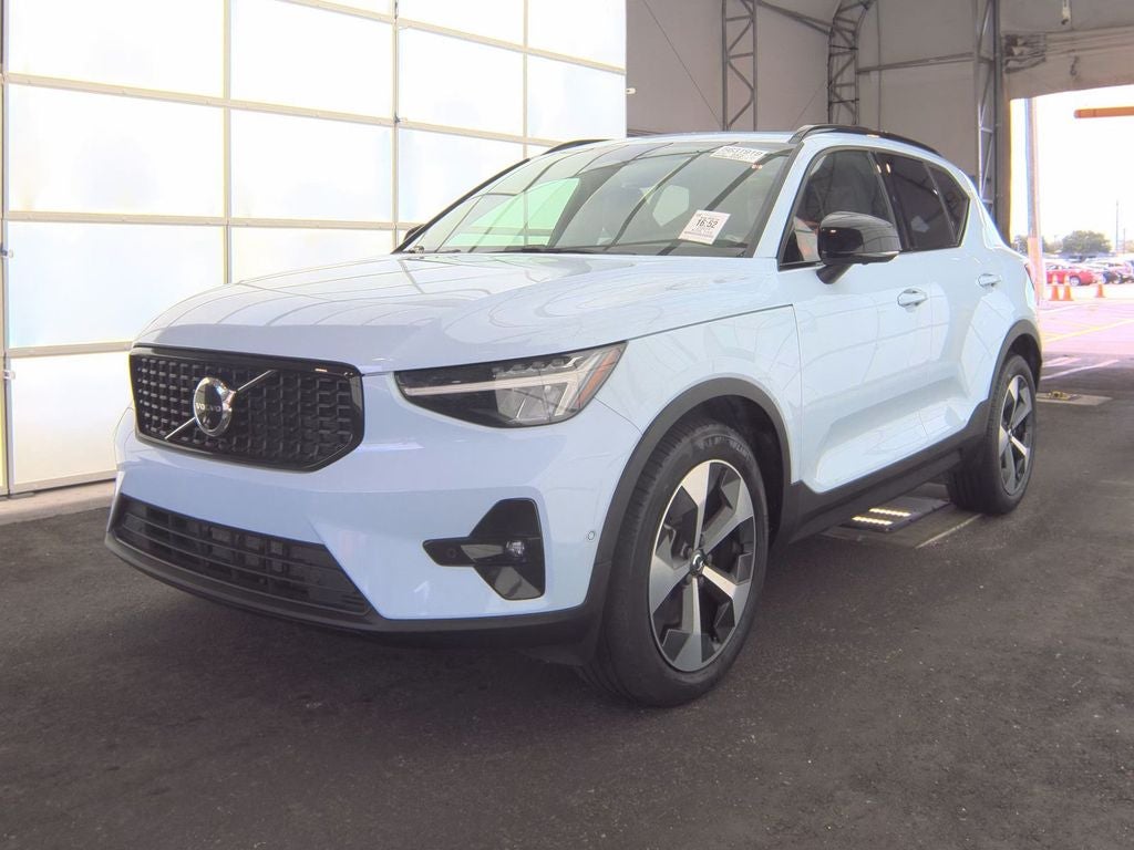 2024 Volvo XC40 B5 Plus Dark Theme